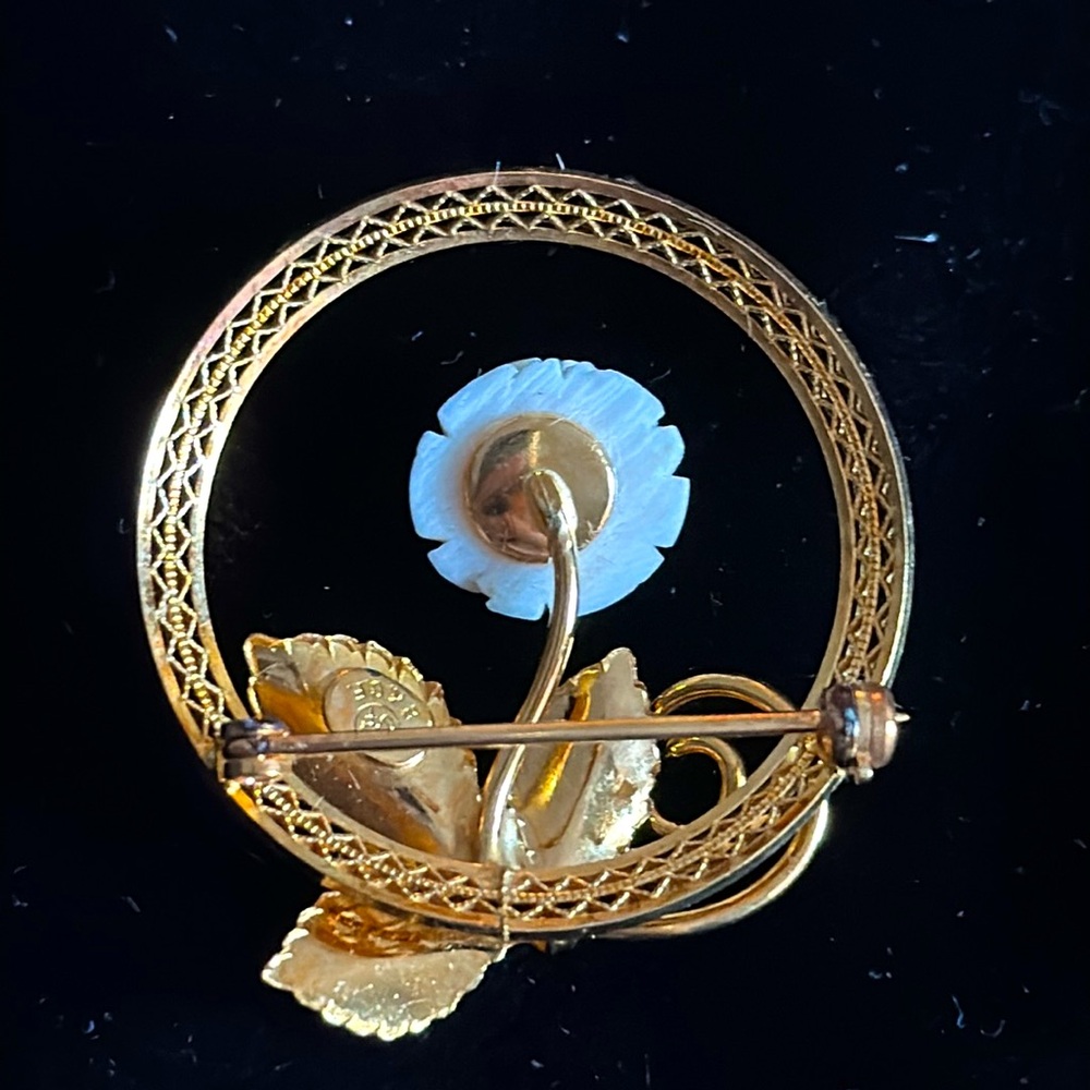 Vintage EUC 12K gold filled brooch with carved cream resin rose in original box - Picture 4 of 7